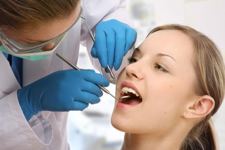 Лечение зубов в Махачкале в летний период приобретает особое значение